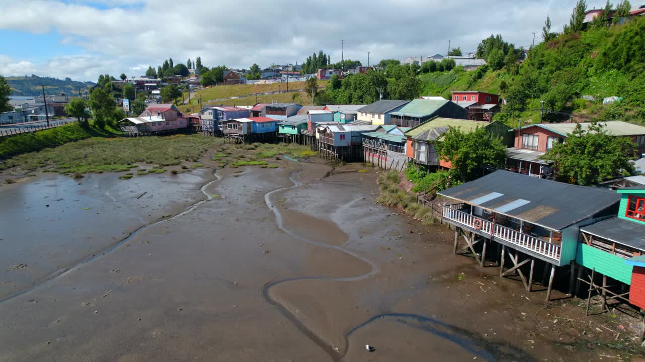 五颜六色的高跷房屋在chiloe岛与低潮暴露海底，晴天，鸟瞰图视频素材