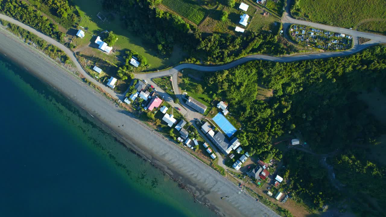 高空鸟瞰无人机在牙医遗产教堂，智利，Lemuy岛，Chiloe, 4K视频素材