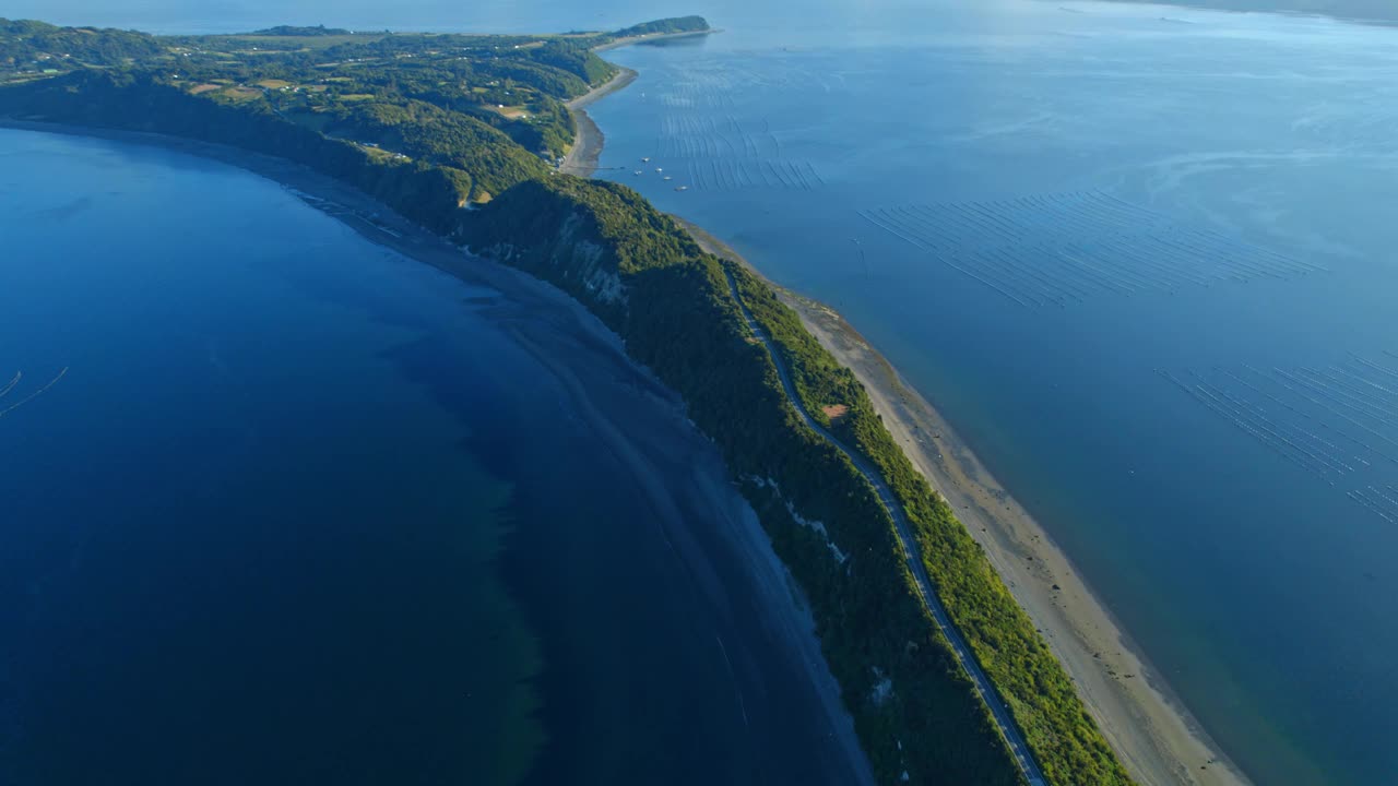 空中无人机飞越Lemuy岛自然陆地通道连接Detif，智利，Chiloe 4K视频素材