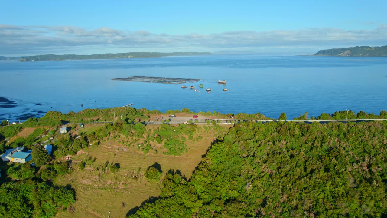 空中无人机在粘合通道卡拉特拉周围平移，莱姆伊岛，智利Chiloe, 4K视频素材