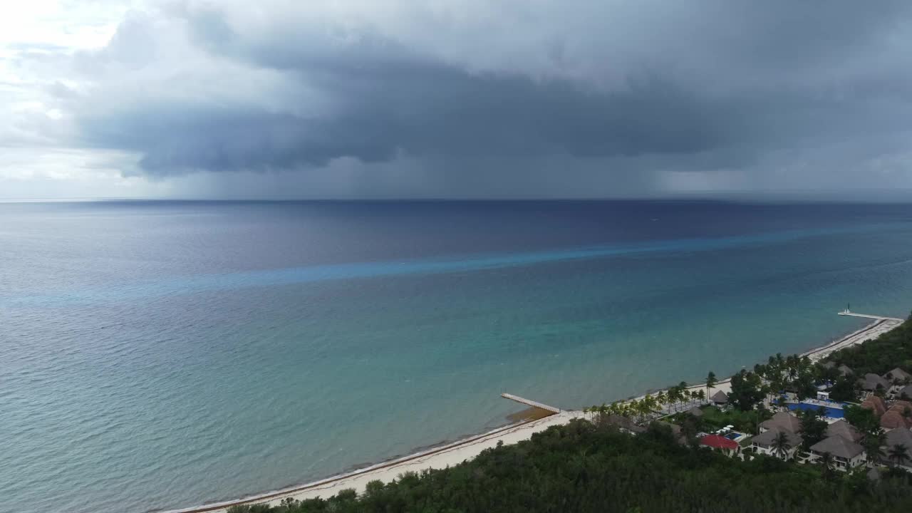 加勒比海科苏梅尔岛海岸，背景是暴风雨的天空，墨西哥。空中侧边和复制空间视频素材