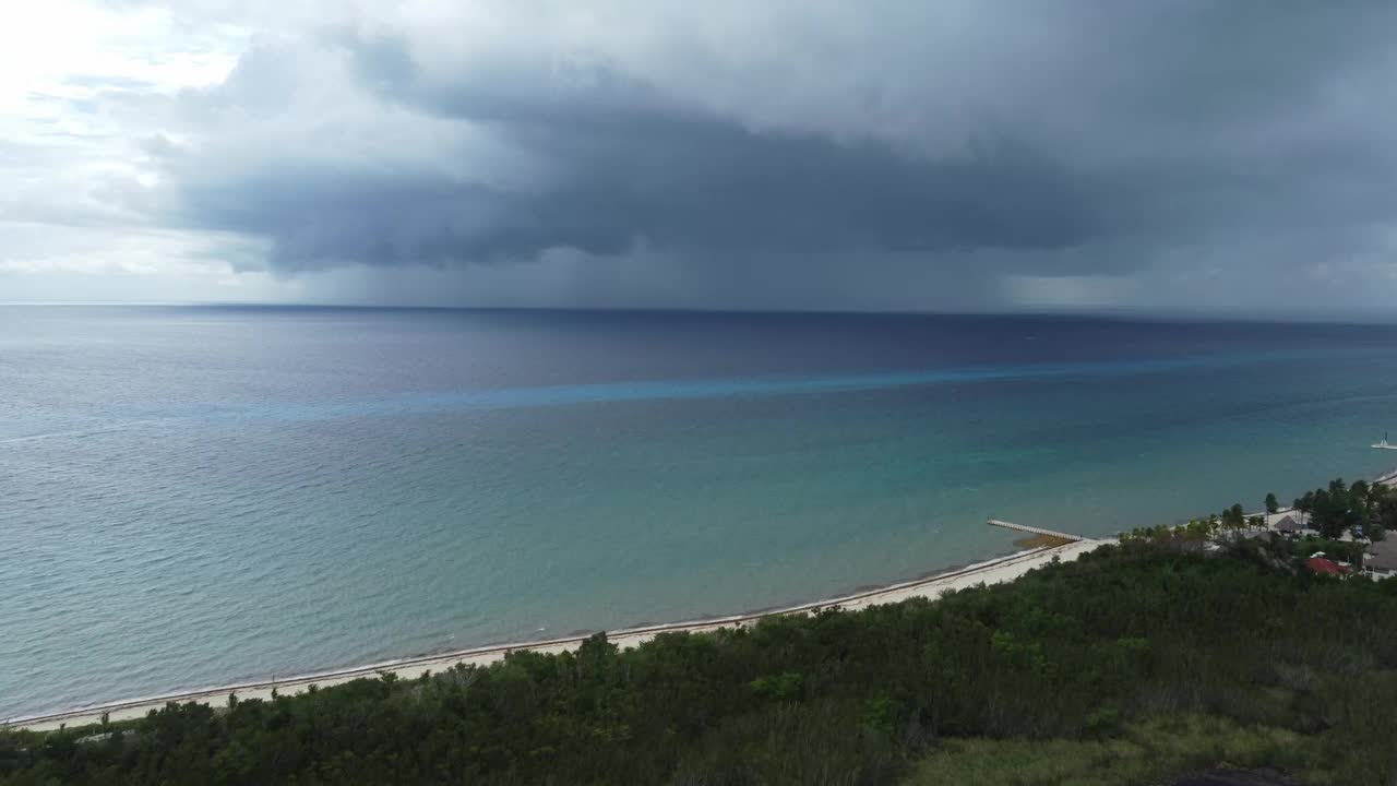 墨西哥科苏梅尔海岸线上暴风雨的天空。无人机航拍图视频素材