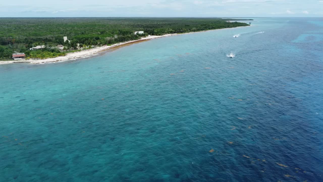 沿着加勒比海科苏梅尔岛海岸航行的船只。空中侧视频素材