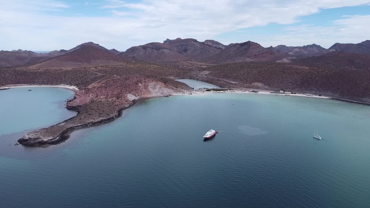 航拍巴兰德拉海滩清澈的海水和船只在下加利福尼亚州，墨西哥视频素材