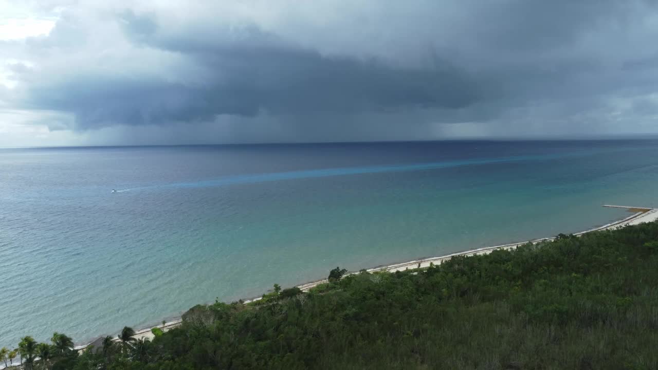 白天，科苏梅尔海滩上的暴风雨即将来临，海水清澈，乌云密布视频素材