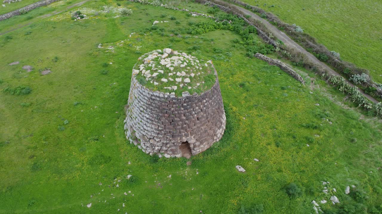 撒丁岛中部Silanus的Nuraghe Santa Sabina，旁边是Santa Serbana教堂视频下载