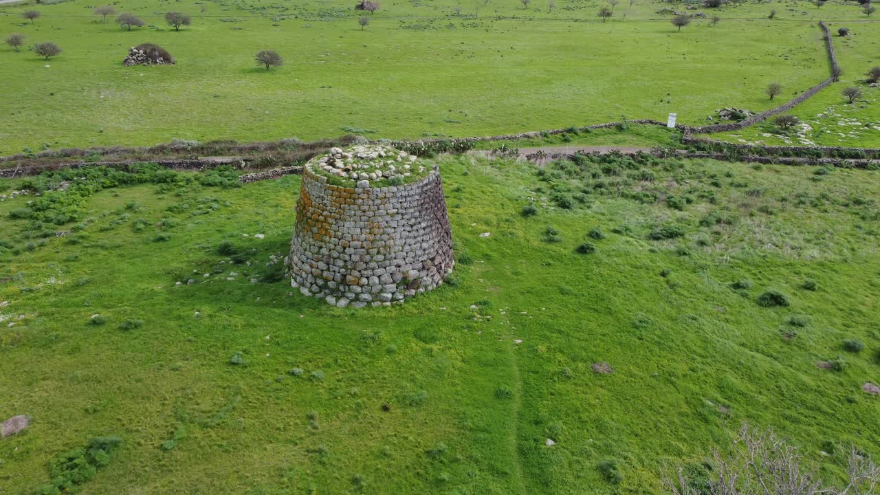 撒丁岛中部Silanus的Nuraghe Santa Sabina，旁边是Santa Serbana教堂视频下载