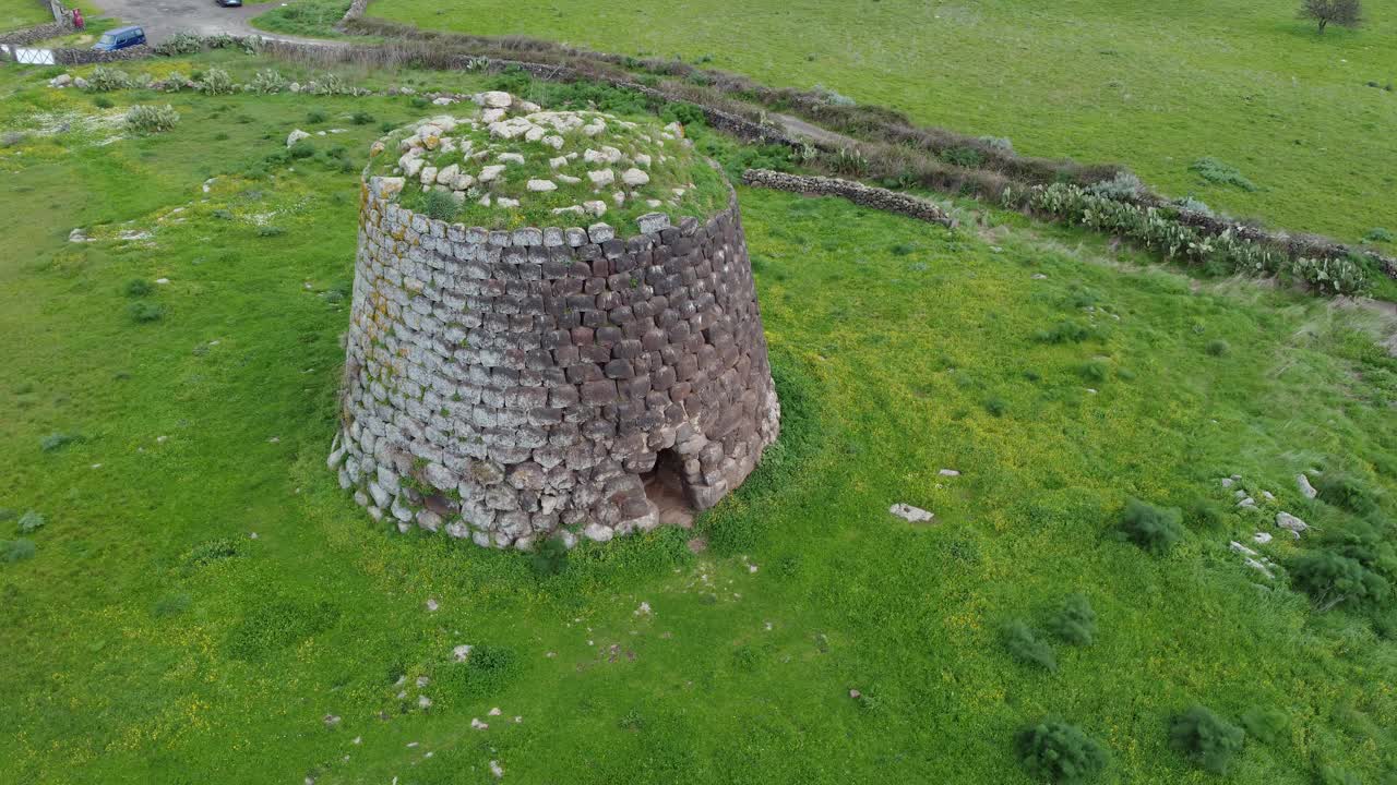 撒丁岛中部Silanus的Nuraghe Santa Sabina，旁边是Santa Serbana教堂视频下载