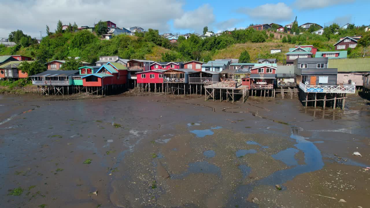 彩色卡斯特罗高跷房屋，卡斯特罗水道，智利Chiloe 4K空中无人机视频素材