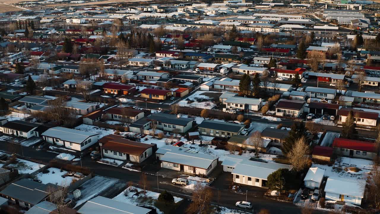 冬季，冰岛住宅区上空的彩色屋顶。日落时冰岛社区的道路。冰岛塞尔福斯举行。视频素材