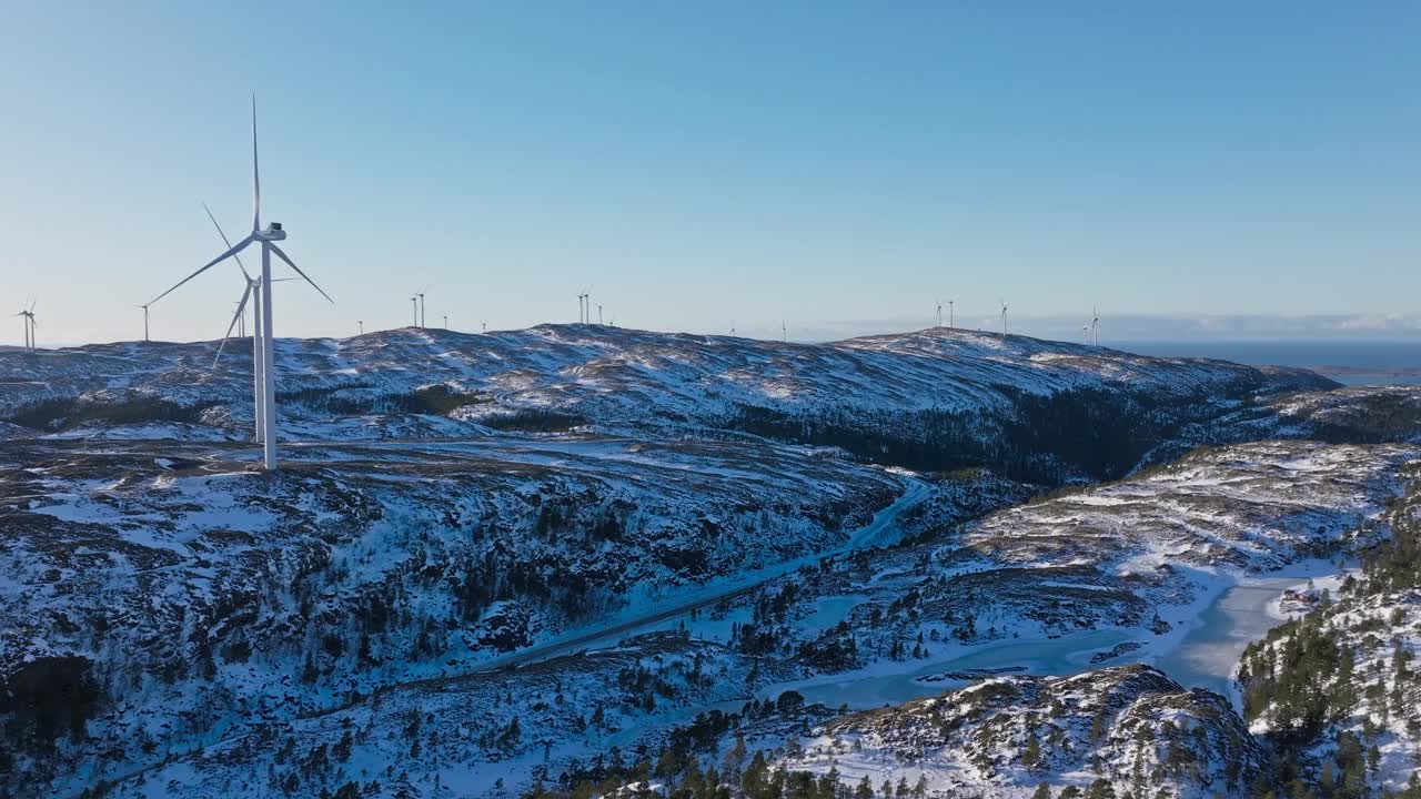 矗立在挪威贝萨克附近雪山上的风车。无人机航拍视频素材