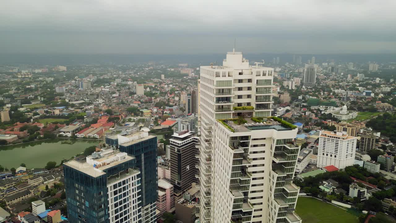 航拍城市景观与高层建筑与屋顶花园。现代建筑顶部的绿色空间将可持续生活与城市宁静的静修融合在一起，下面是繁忙的街道。视频素材