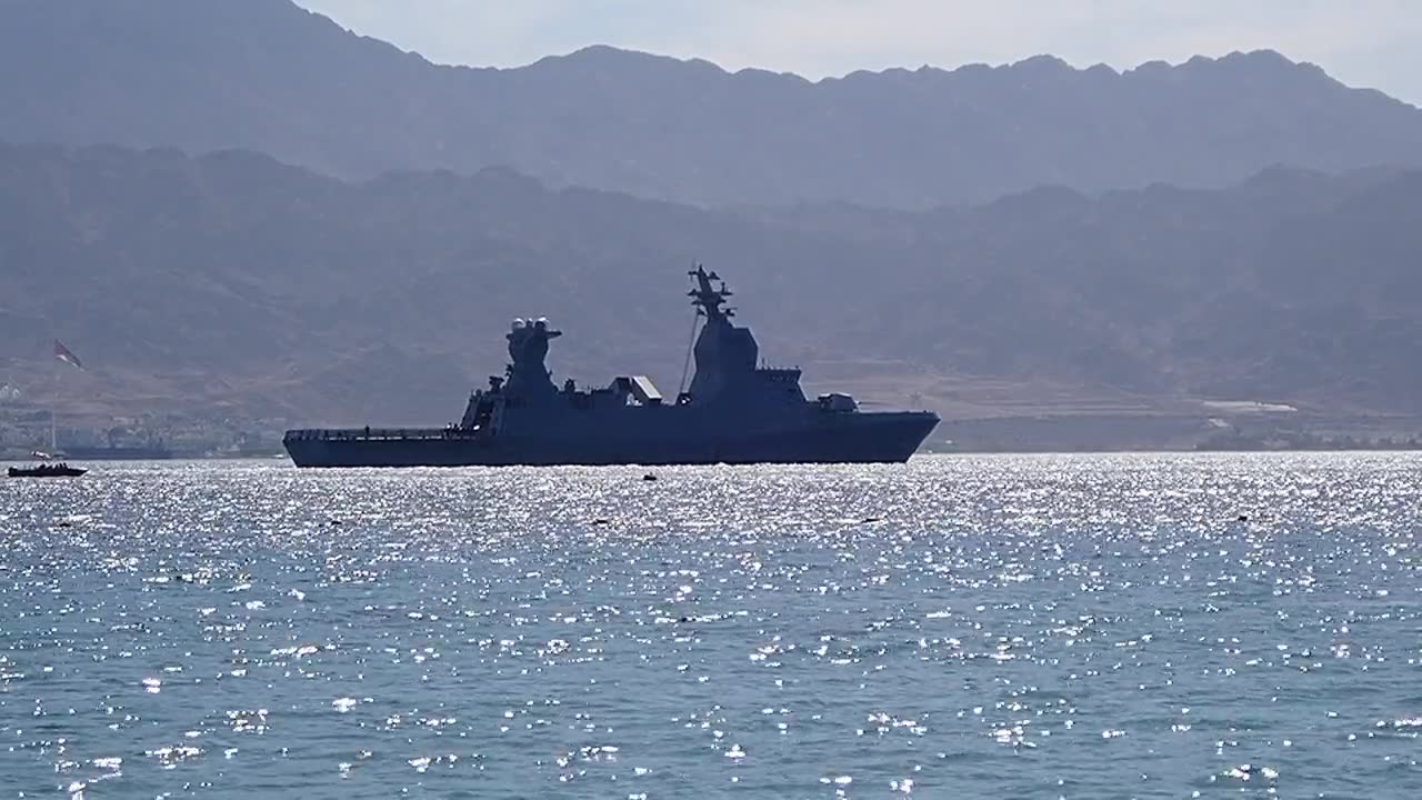 海军军舰在红海盆地巡逻视频素材画面1