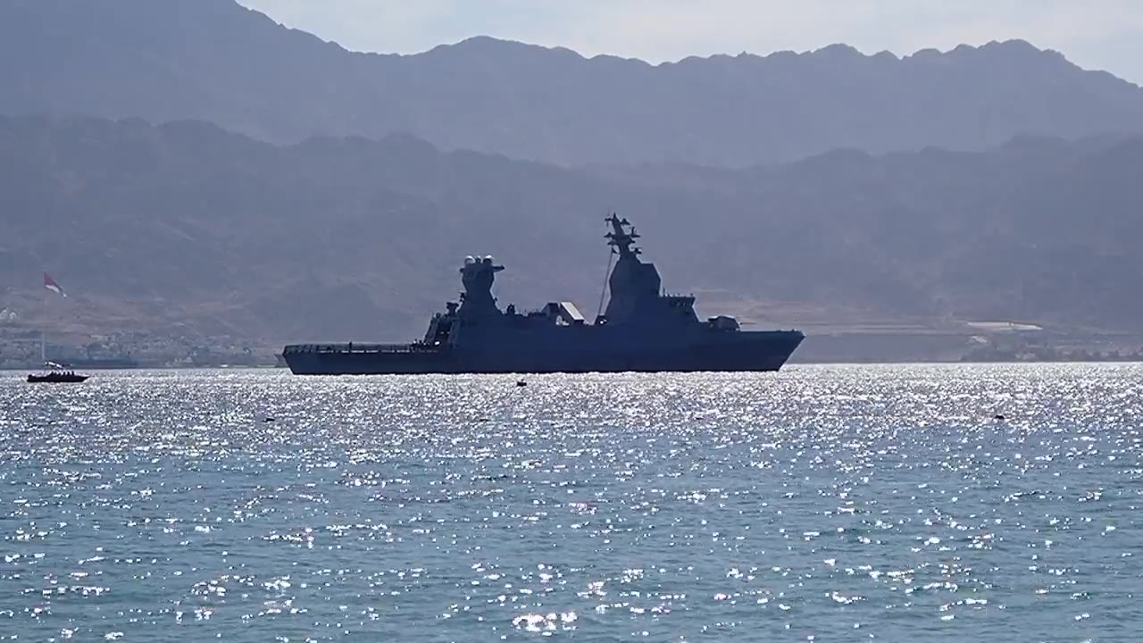 海军军舰在红海盆地巡逻视频素材画面2