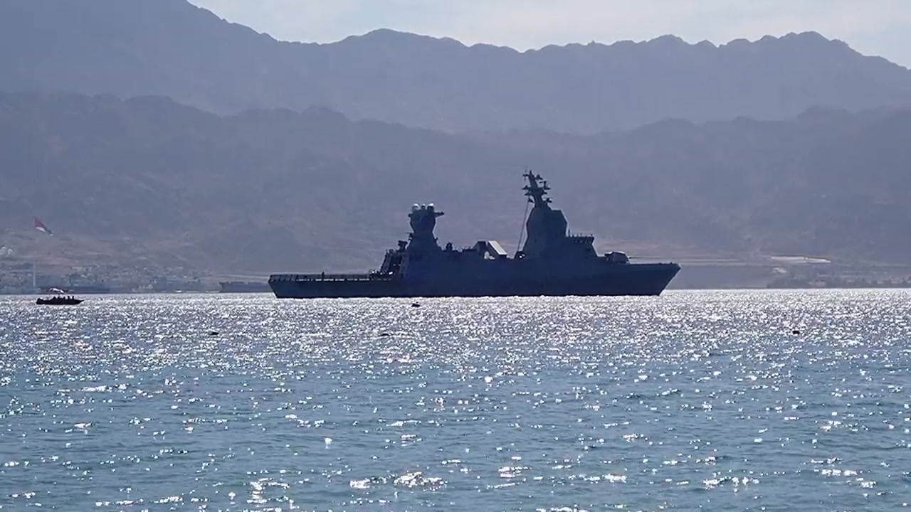 海军军舰在红海盆地巡逻视频素材画面3