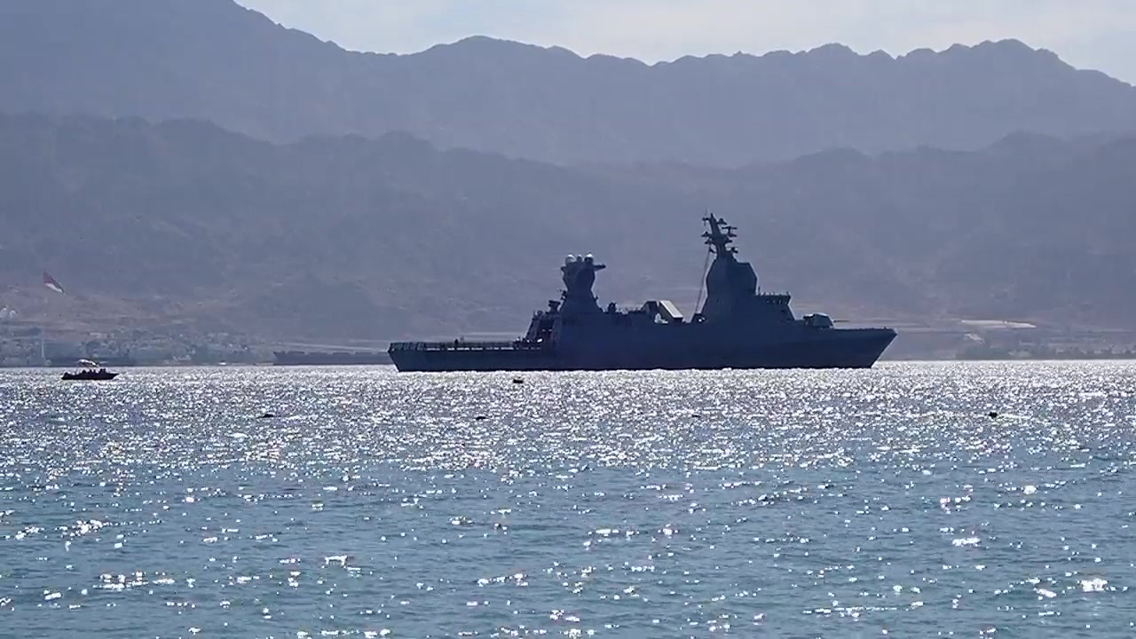 海军军舰在红海盆地巡逻视频素材画面4
