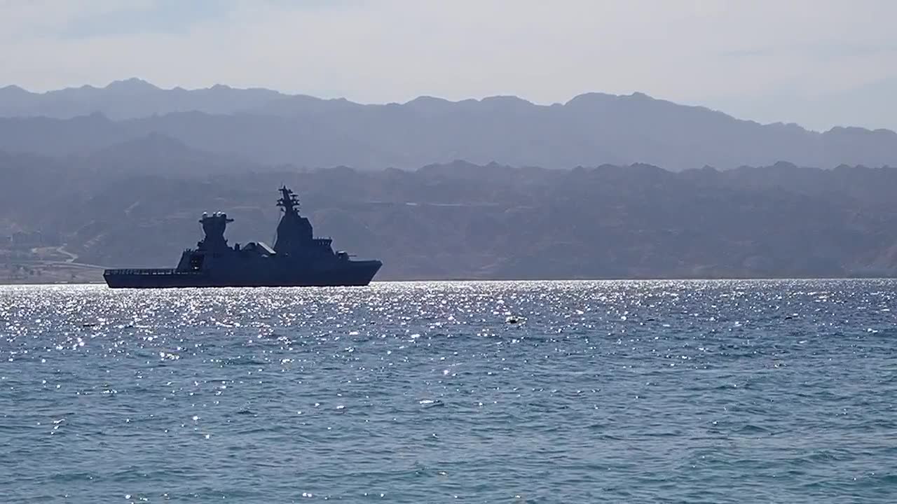 海军军舰在红海盆地巡逻视频素材画面1