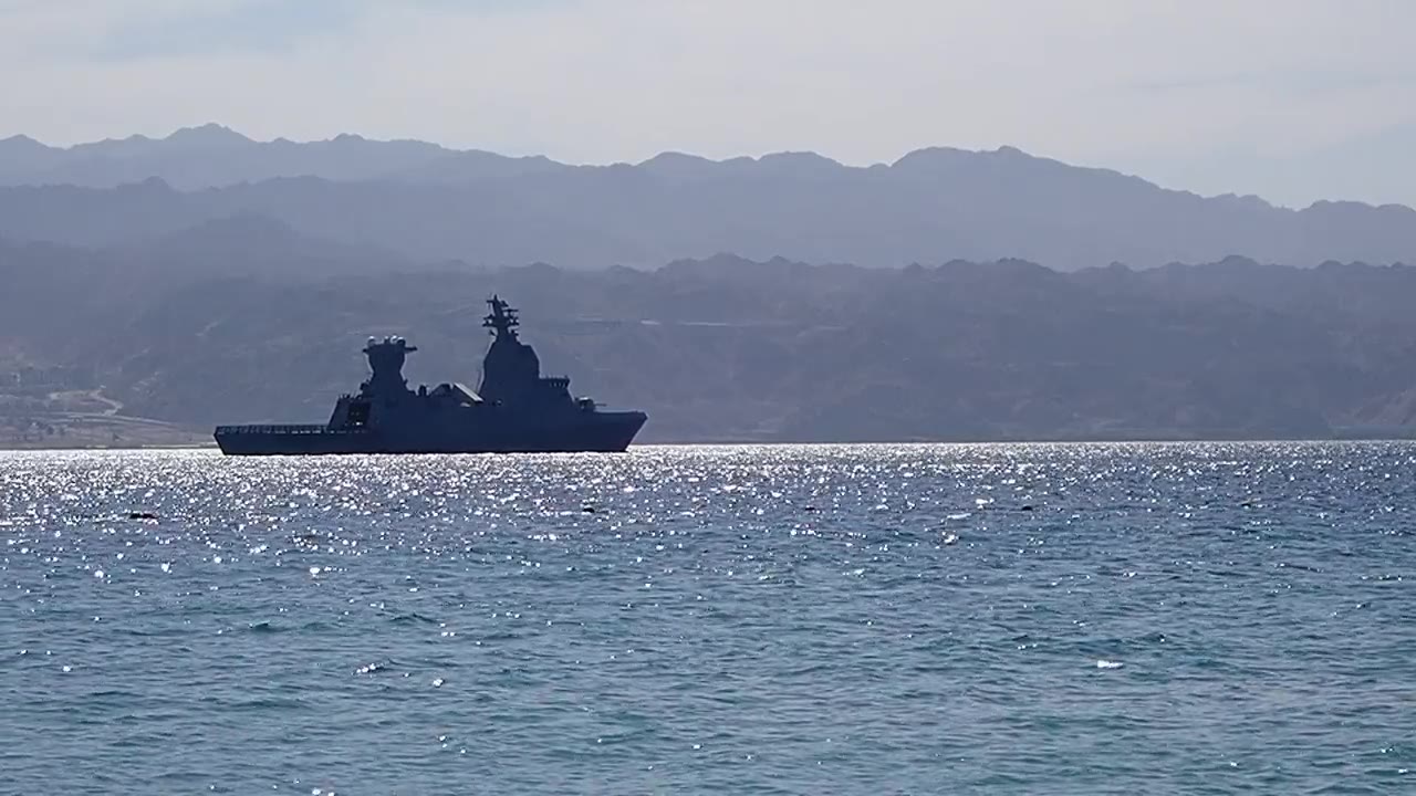 海军军舰在红海盆地巡逻视频素材画面2