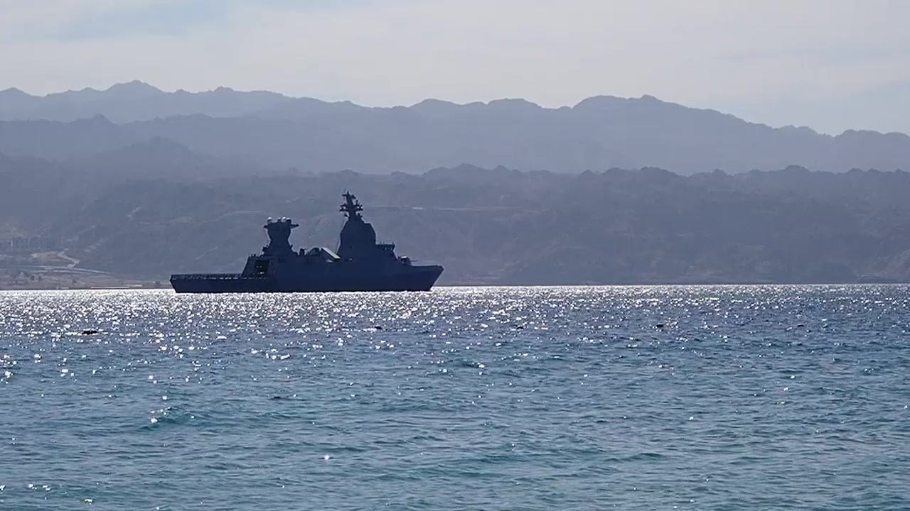 海军军舰在红海盆地巡逻视频素材画面3