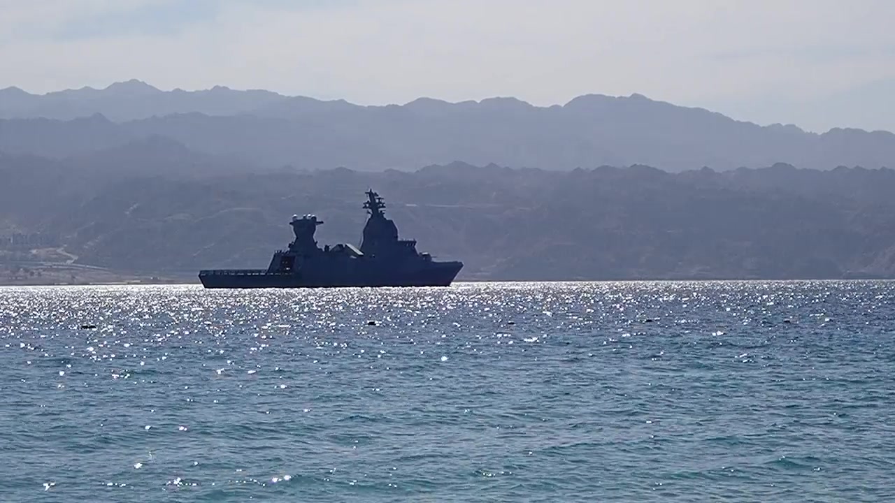 海军军舰在红海盆地巡逻视频素材画面4