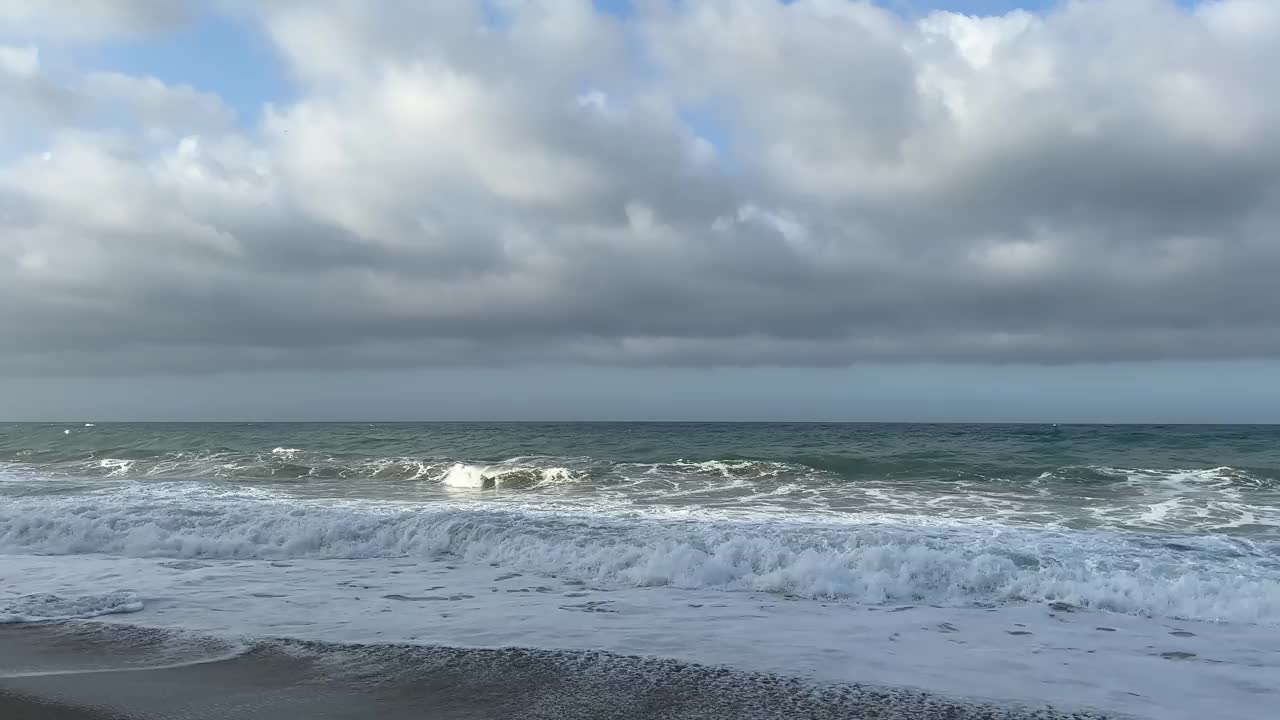 蔚蓝天空下未受破坏的海岸宁静视频素材