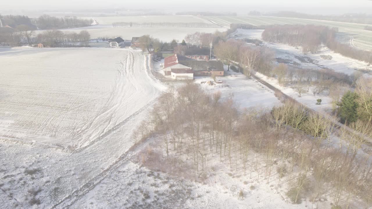 丹麦乡村的冬季暴风雪。无人机航拍视频素材