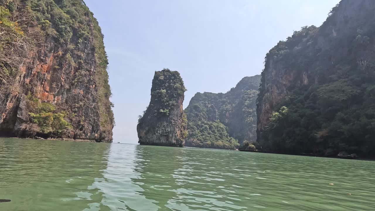 风景秀丽的石灰岩喀斯特船之旅视频素材