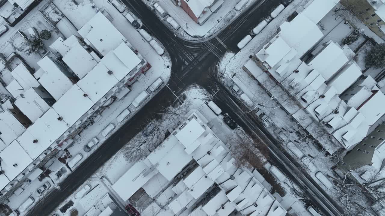 美国城市十字路口，暴风雪后被雪覆盖的美国小镇。附近白色屋顶的房子。空中俯视立交桥。视频素材