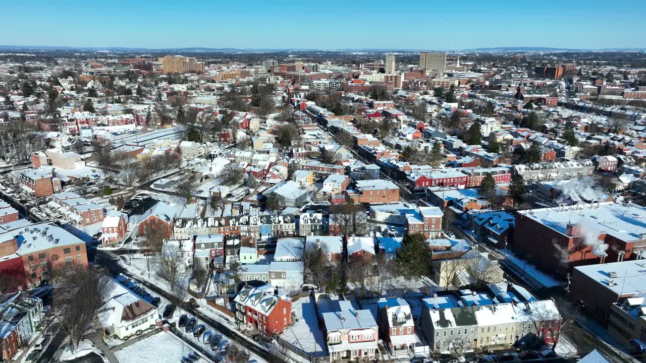 美丽的雪域美国郊区在阳光明媚的冬日。美丽的房子和家庭，市中心的背景。航拍轨道照片。全景视图。兰开斯特市，美国视频素材