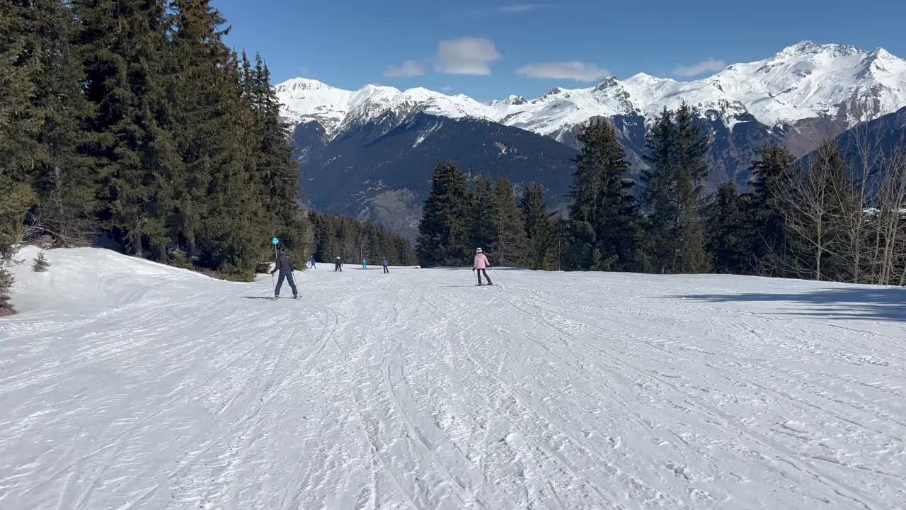 在Courchevel滑雪胜地的斜坡上滑雪视频素材