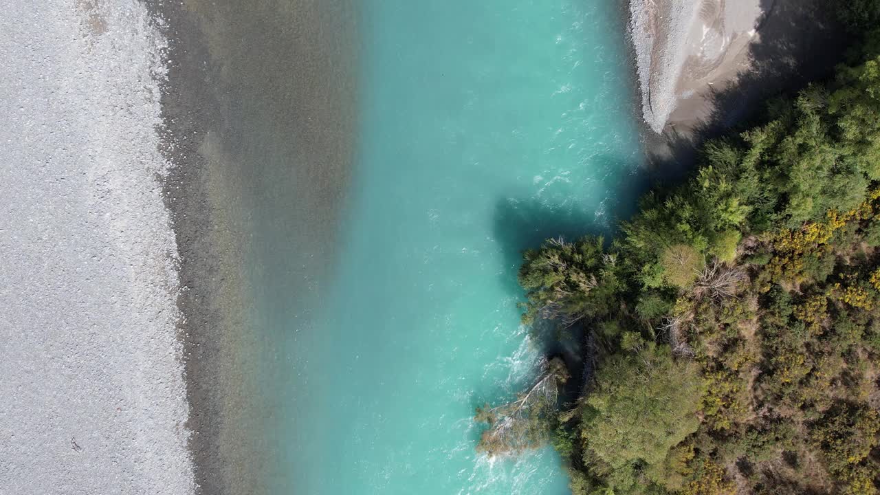 高空鸟瞰美丽的绿松石色怀马卡里河的慢镜头(坎特伯雷，新西兰)视频素材