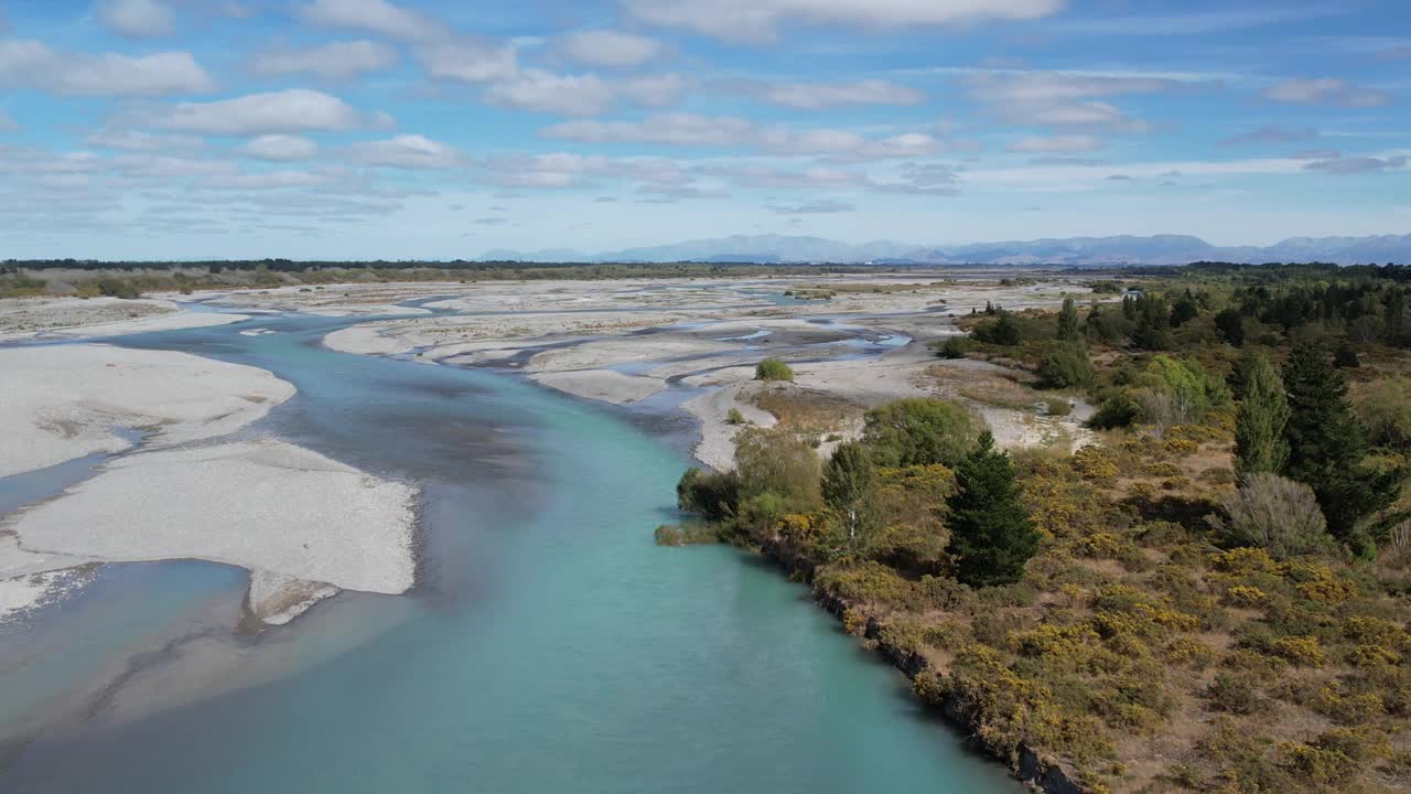 在美丽的绿松石色怀马卡里里河上，主河道变宽，空中反向顺流走(新西兰坎特伯雷)视频素材