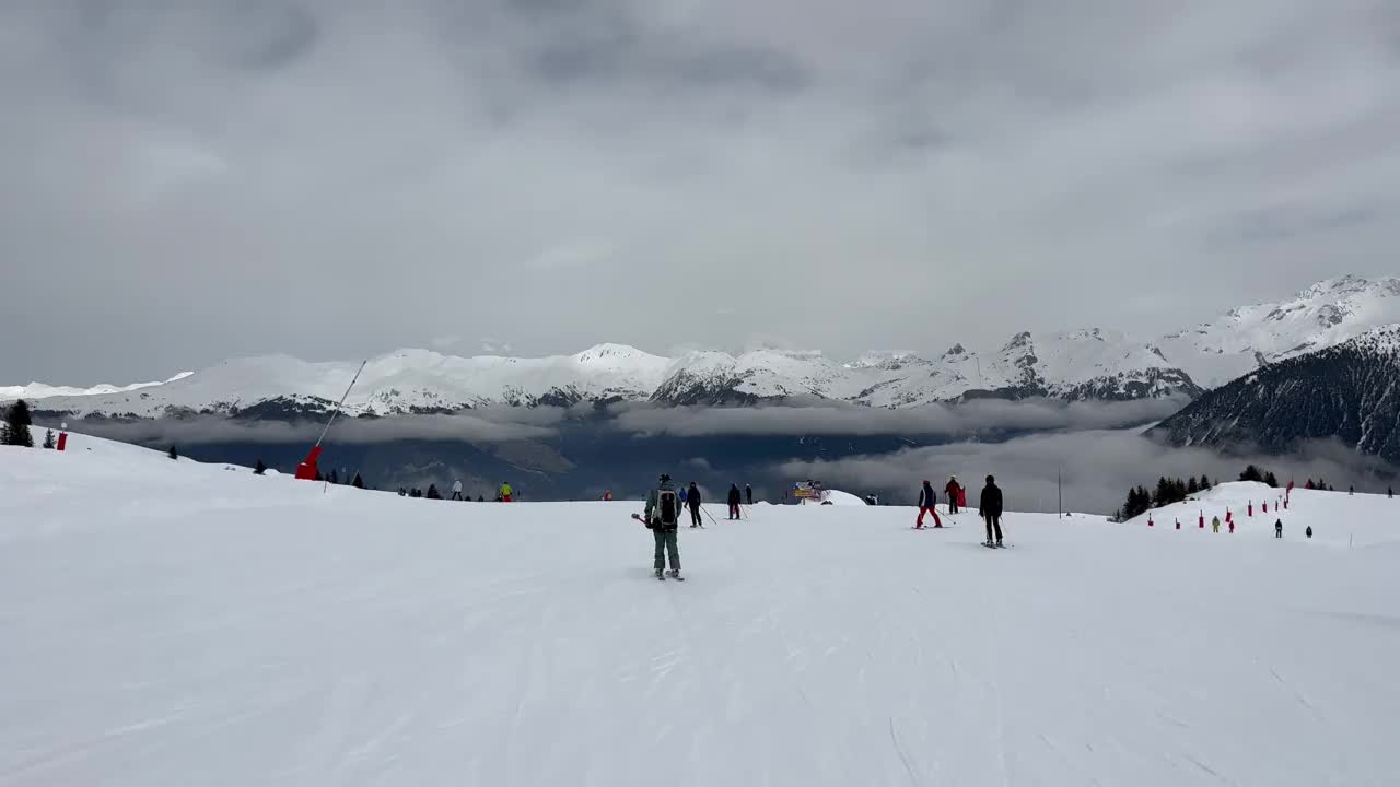 在Courchevel滑雪胜地的斜坡上滑雪视频素材