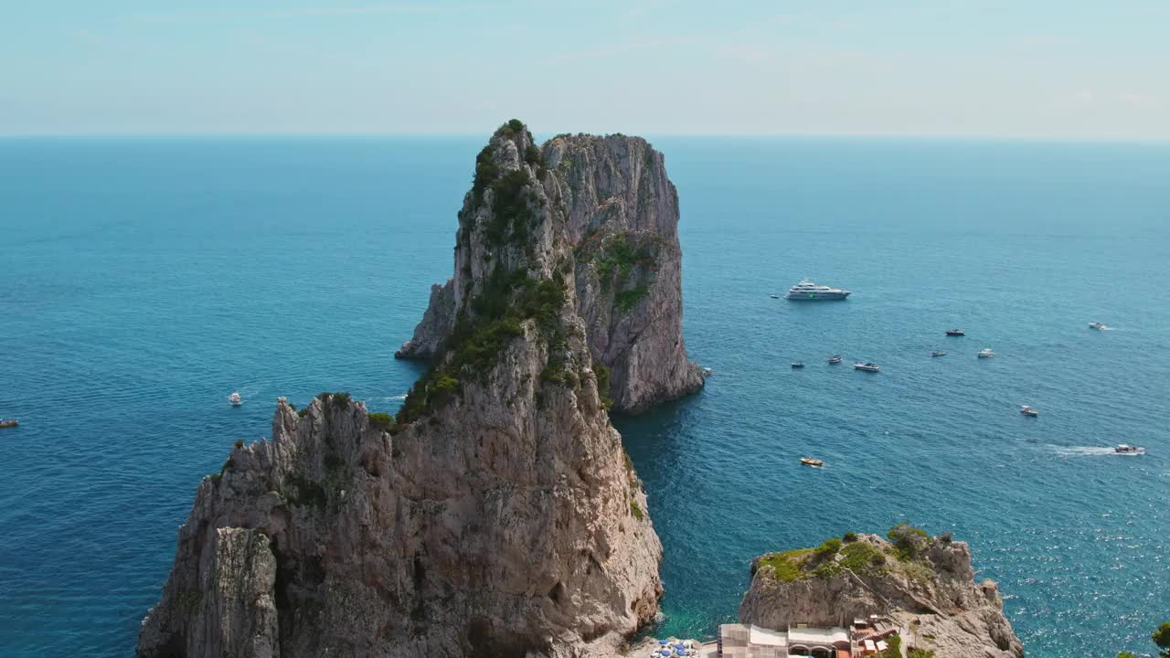 海边标志性的卡普里岛悬崖的壮丽景色。意大利的夏日海景。视频素材