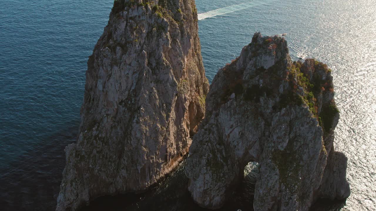 俯瞰卡普里岛与法拉格里奥尼海柱，游客在游船享受全景海景沉浸在岛上的美丽。视频素材