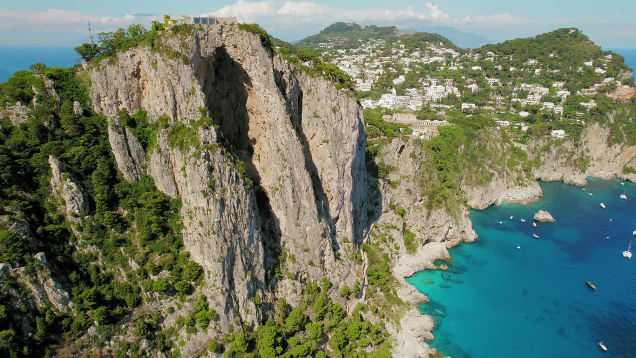 夏日的阳光下，卡普里岛的海岸线闪耀着地中海的魅力。意大利岛的高悬崖和深蓝色的大海。视频素材