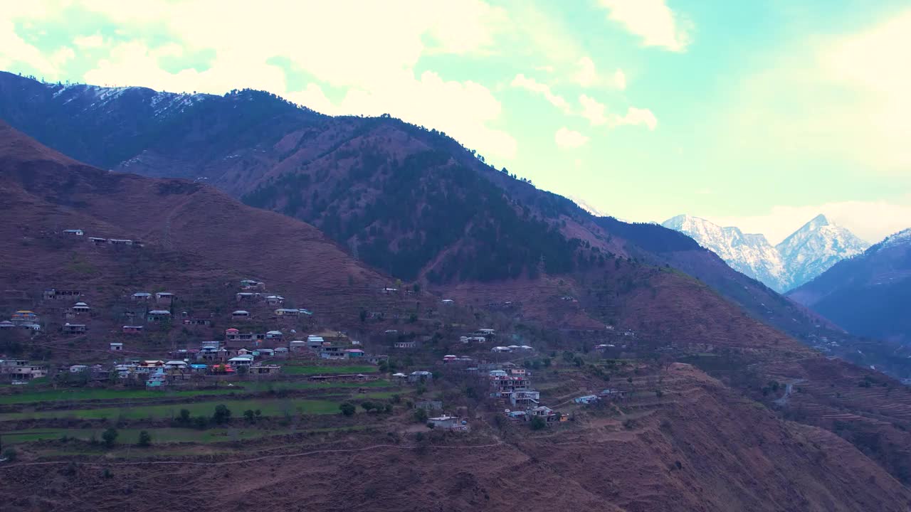 克什米尔的山坡村庄，以喜马拉雅山为背景视频素材