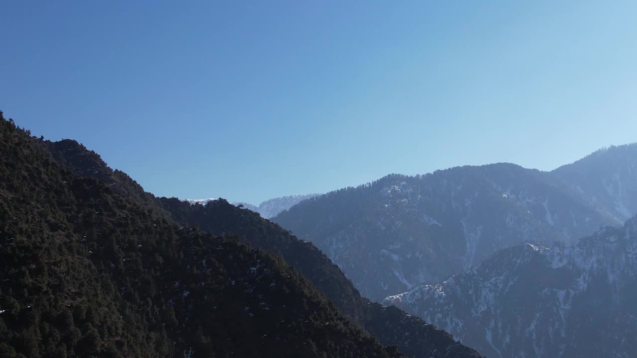 群山在湛蓝的天空下汇聚视频素材