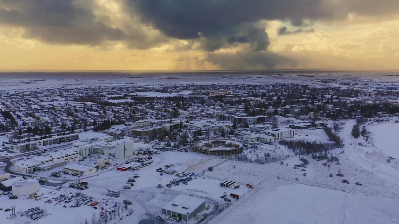 工厂和北欧城市在冬天的雪在戏剧性的日落。航拍广角镜头。冰岛塞尔福斯举行。视频素材