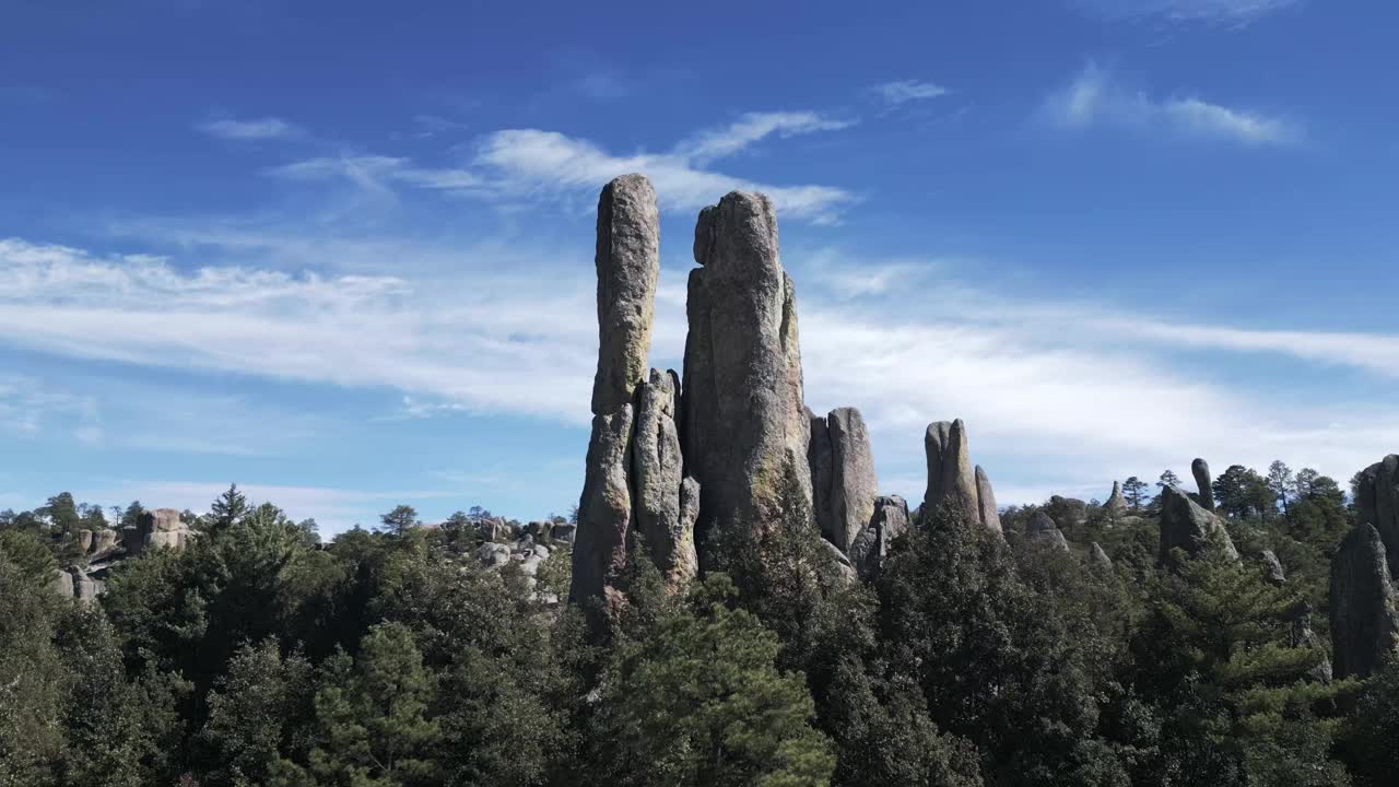 空中无人机飞格尔和尚石山谷墨西哥古老的石头土著景观土地干白色的沙子和深绿色的树木以上天际线，峡谷旅游墨西哥视频素材