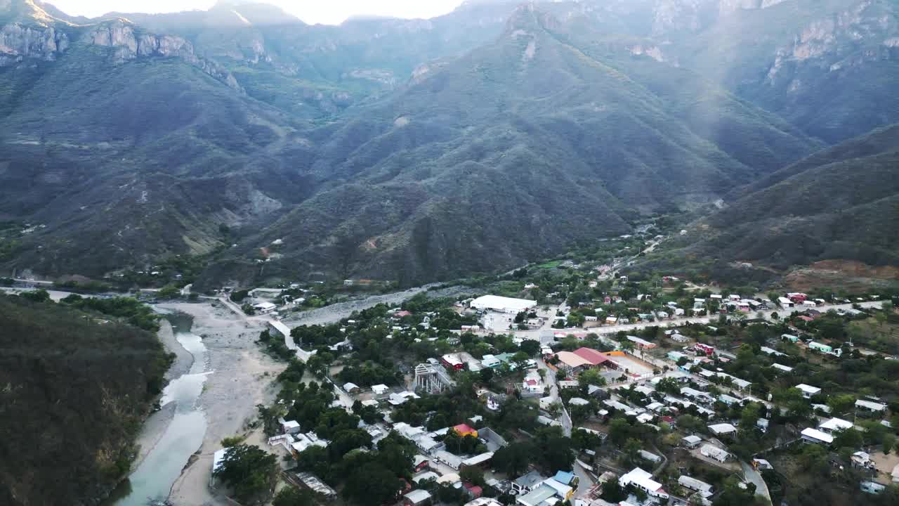 空中全景无人机顶独特的铜峡谷墨西哥山村山谷在西马德雷，奇瓦瓦州，绿色山谷在土著山顶，墨西哥视频素材