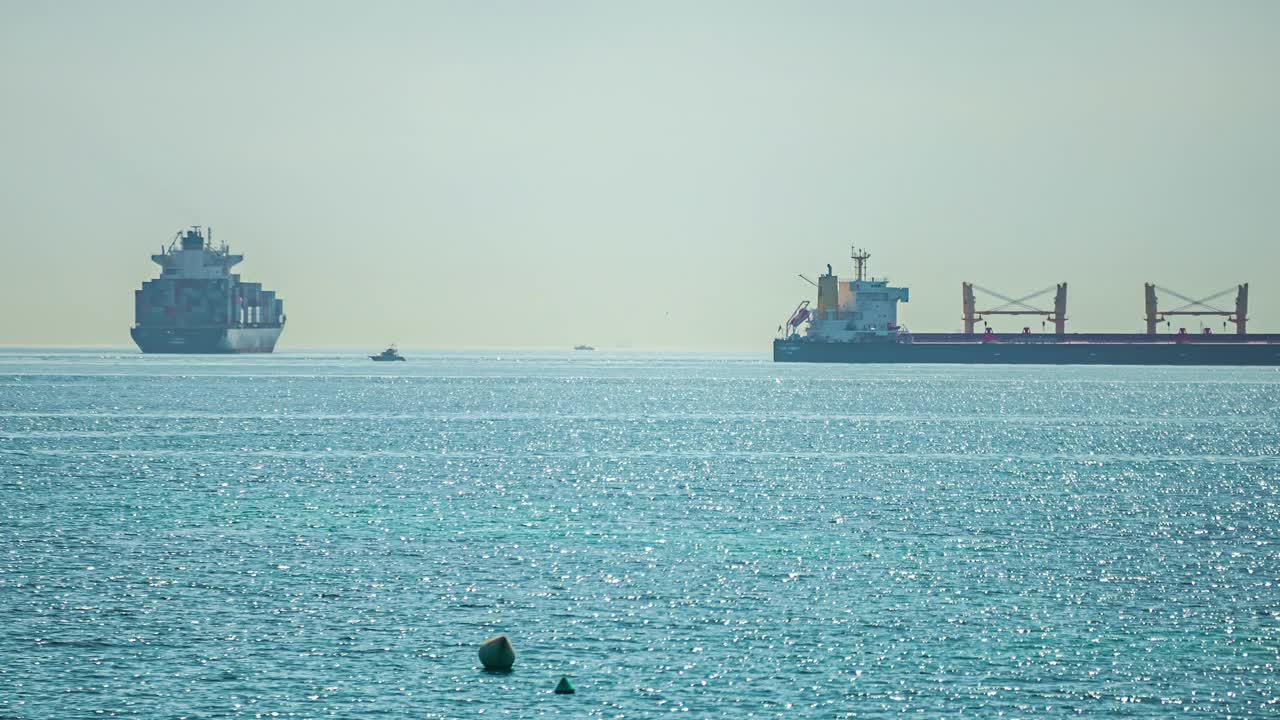 随着时间的流逝，港口变成了一个活动中心，各种大小的船只优雅地滑行视频素材