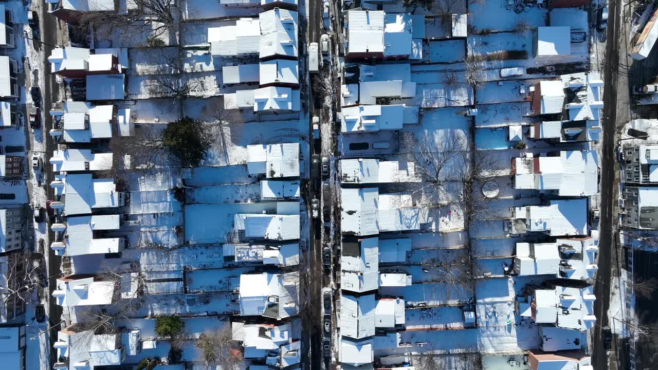 美国居民区，人口稠密，屋顶被雪覆盖。阳光下的美国郊区。空中俯视立交桥。视频素材