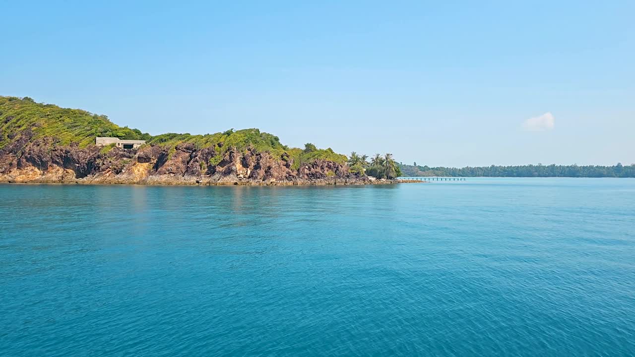 宁静的海滩场景，在泰国的私人岛屿，有清澈的绿松石水和郁郁葱葱的绿色植物视频素材