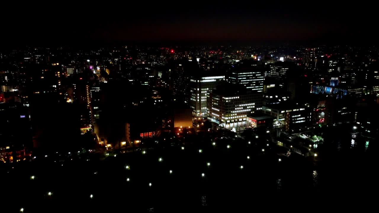 夜景，灯火通明的建筑和黑暗的天空，充满活力的城市夜生活，广阔的视野视频素材