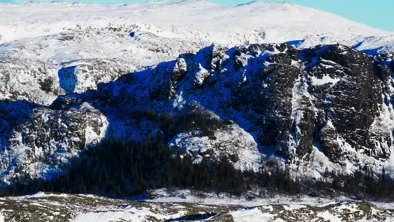 落基山脉覆盖在雪在贝萨克，挪威冬季-空中无人机拍摄视频素材