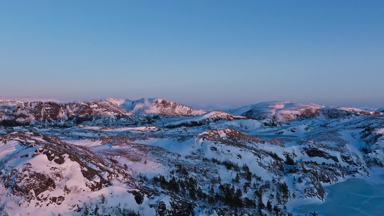 挪威日落时贝萨克的雪山-空中回调视频素材