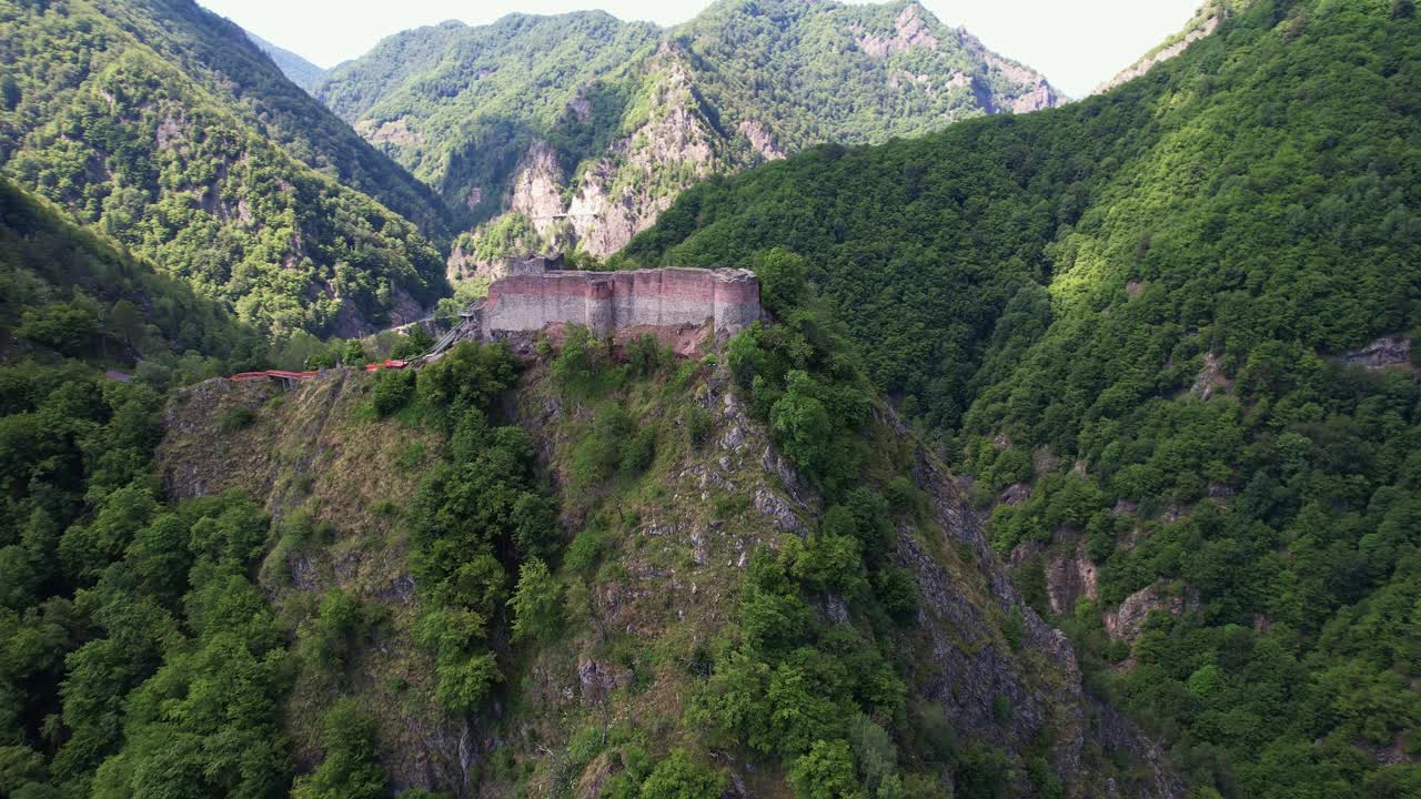 在一个雾蒙蒙的早晨，山顶上的普纳里城堡遗址，历史而神秘，鸟瞰视频素材