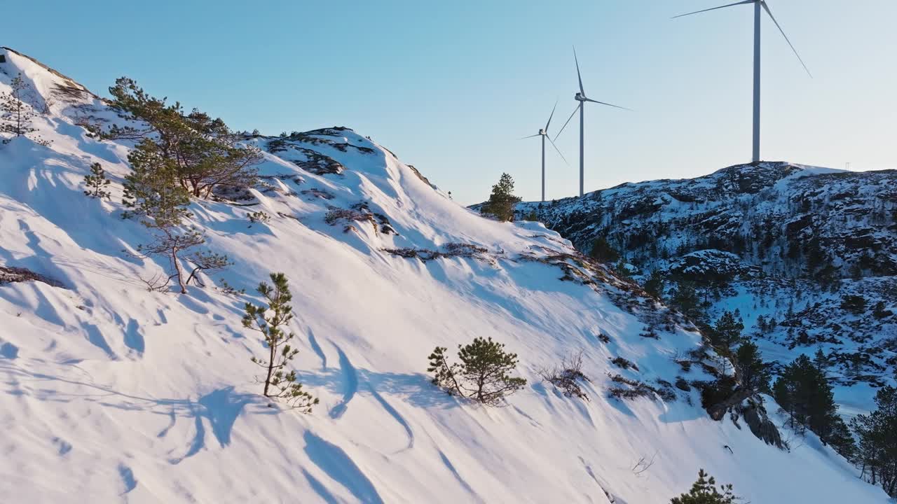 白雪覆盖的山脉和风力涡轮机在贝萨克，挪威-无人机拍摄视频素材