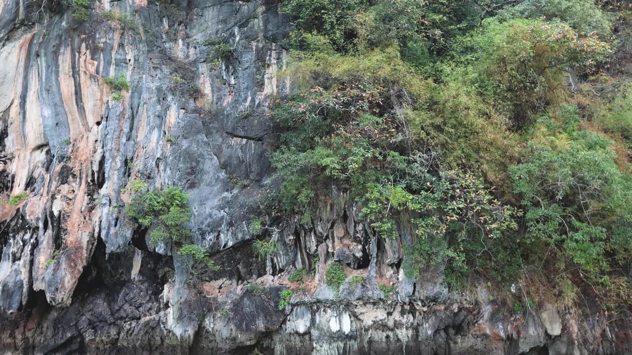 随着时间的推移，风景优美的山岩面视频素材